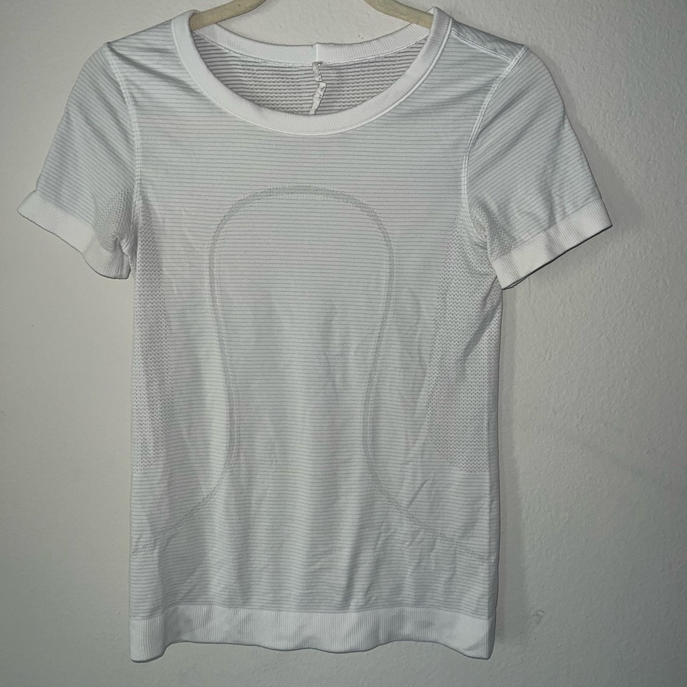 RELAXED FIT swiftly tech in white